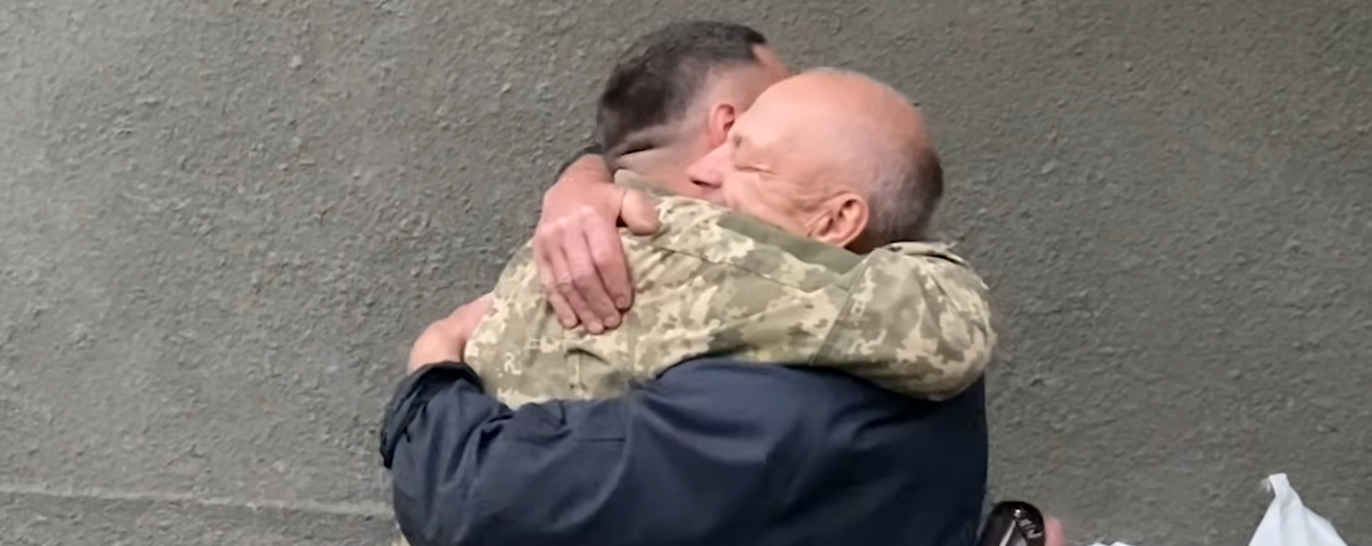 &quot;Был под вражеским танком&quot;. Бужинская рассказала, как брат чудом спасся на фронте